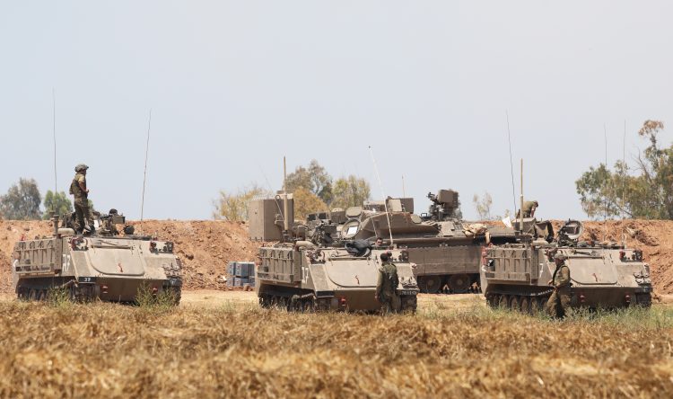 Izraelski vojnici okupljaju se na granici sa Gazom