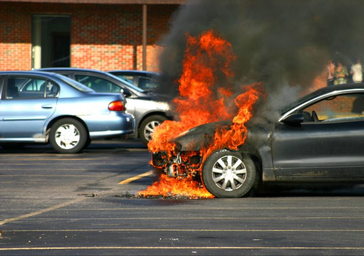 Zapaljen automobil, požar, auto, vatra, gori automobil