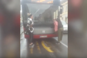 Žena zaustavila autobus u Zemunu