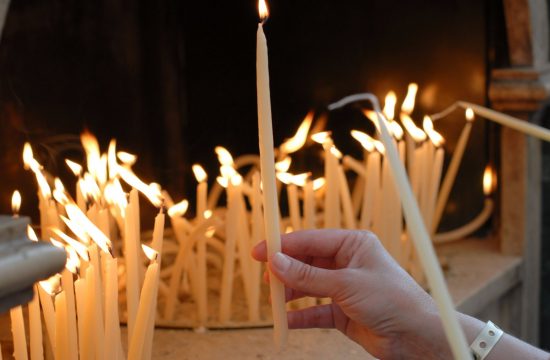 vera; sveće; crkva; praznik