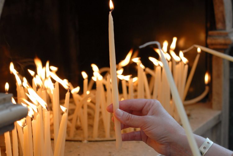 vera; sveće; crkva; praznik