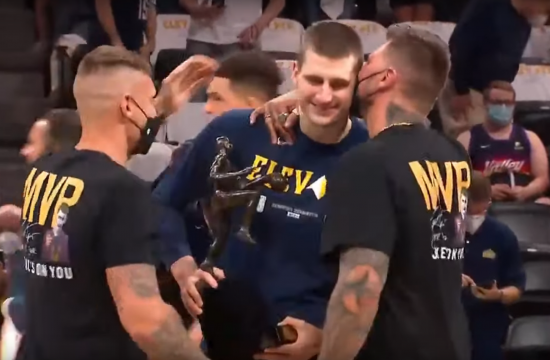 Nikola Jokić sa braćom