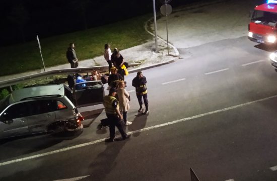 Užice, izlaz iz Užica ka Beogradu, saobraćajna nesreća, udes, policija, uviđaj, uvidjaj, vatrogasci, noć, mrak