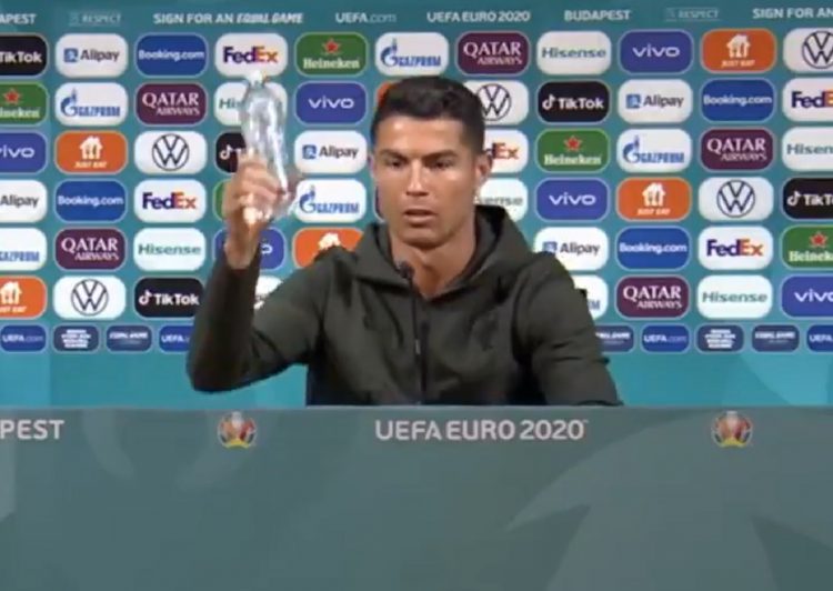 Ronaldo sklonio koka-kolu pale akcije koka kole