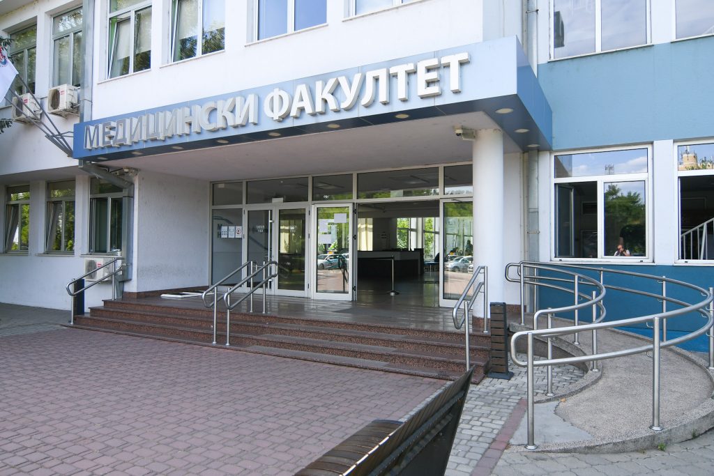 Novi Sad, Medicinski fakultet, zgrada, ulaz