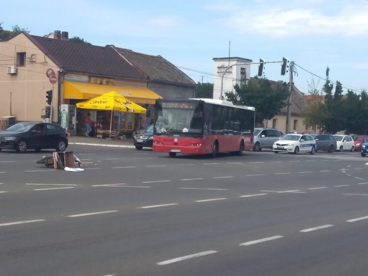 Saobraćajna nesreća, udes, Vojvođanska, Vojvodjanska ulica, Dušana Vukasovića ulica, ugao, autobus udario motociklistu, motor, motociklista