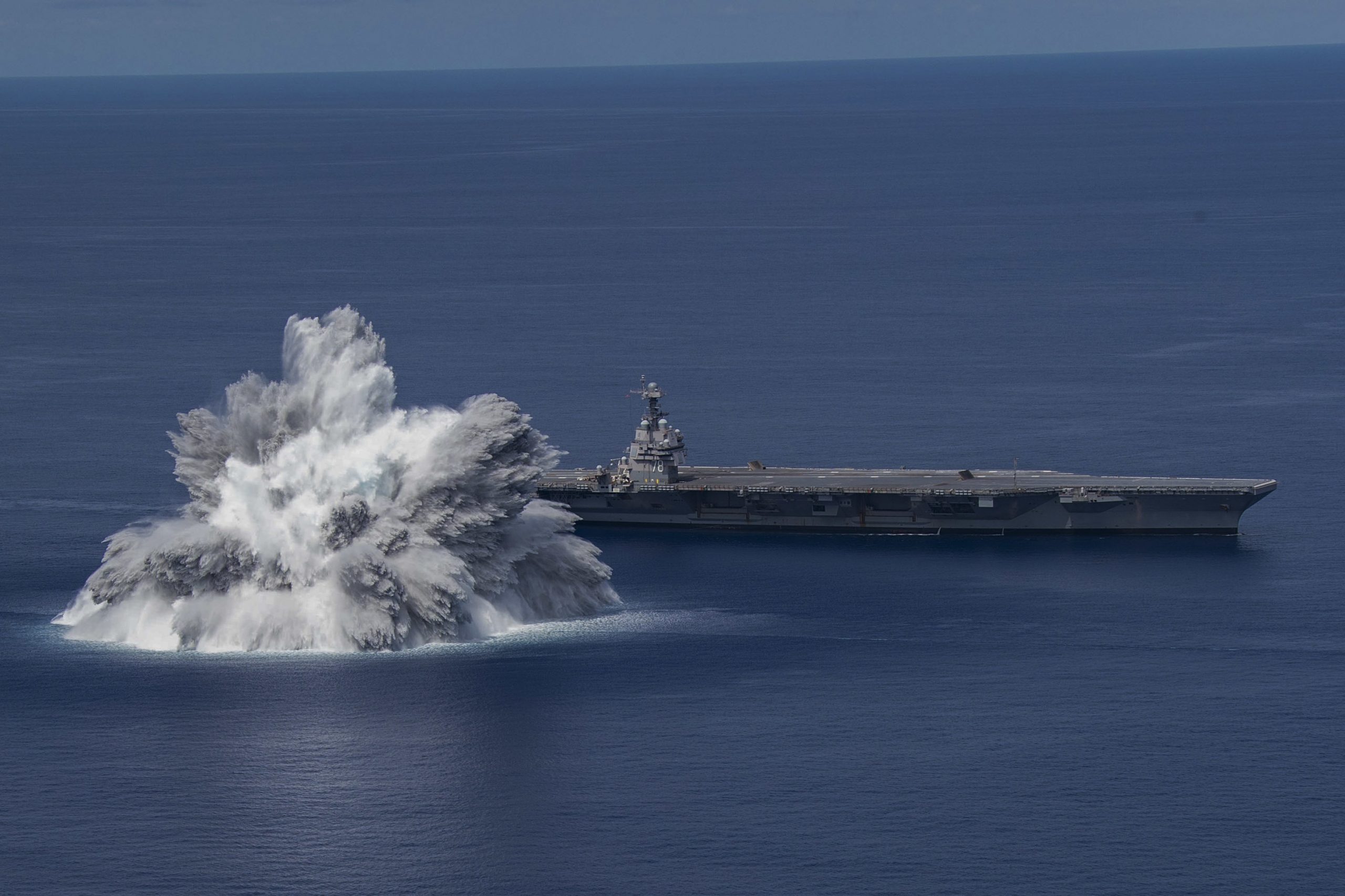 Ratna mornarica SAD detonirala bombu od 18 tona bomba US Navy
