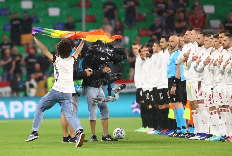 Navijač sa LGBT zastavom Nemačka - Mađarska
