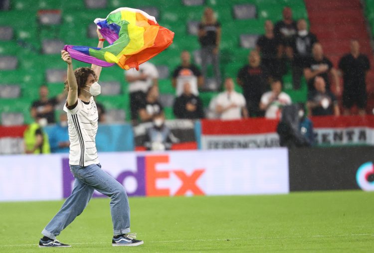 Navijač sa LGBT zastavom Nemačka - Mađarska