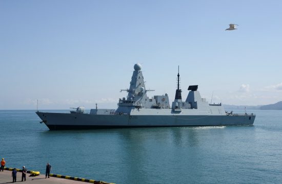 Britanski razarac HMS Defender