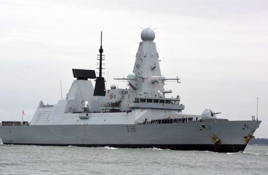 Britanski razarac HMS Defender
