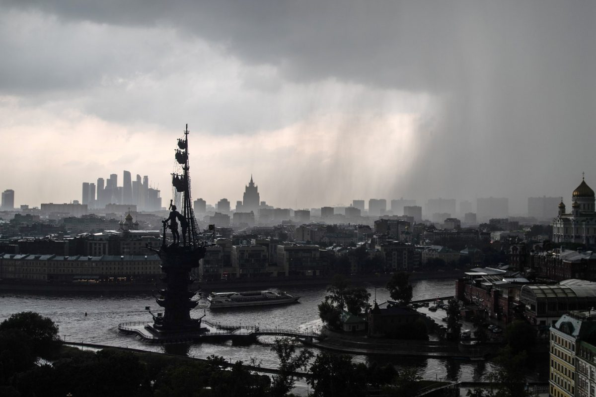 Сильный ветер в Москве. Сильная гроза в Москве. Стамбул гроза.