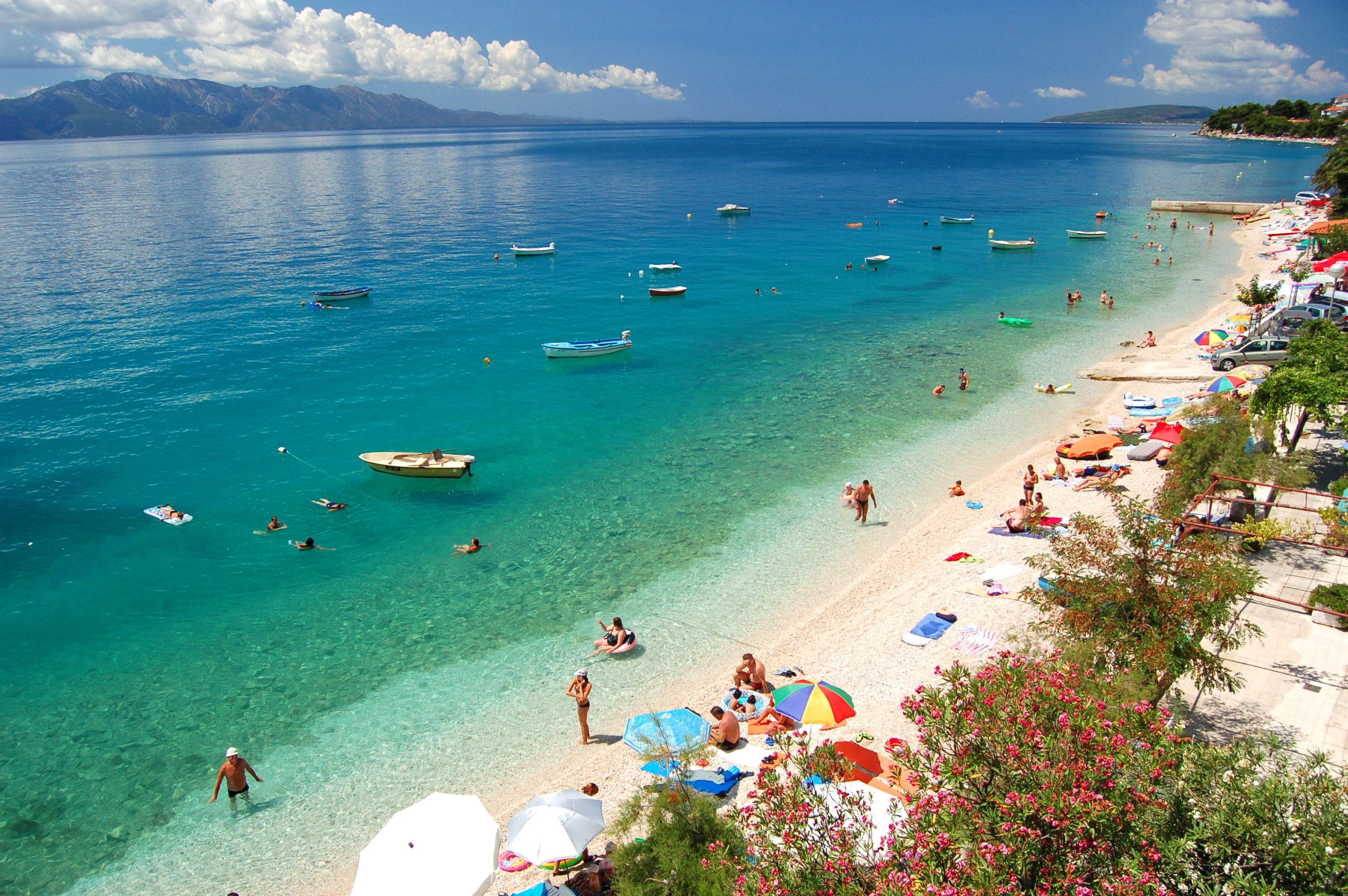 Где лучше отдохнуть на море недорого. Пляж Биеца Хорватия. Адриатическое море Хорватия пляж. Адриатическое побережье Хорватии. Хорватия Далмация Брела.