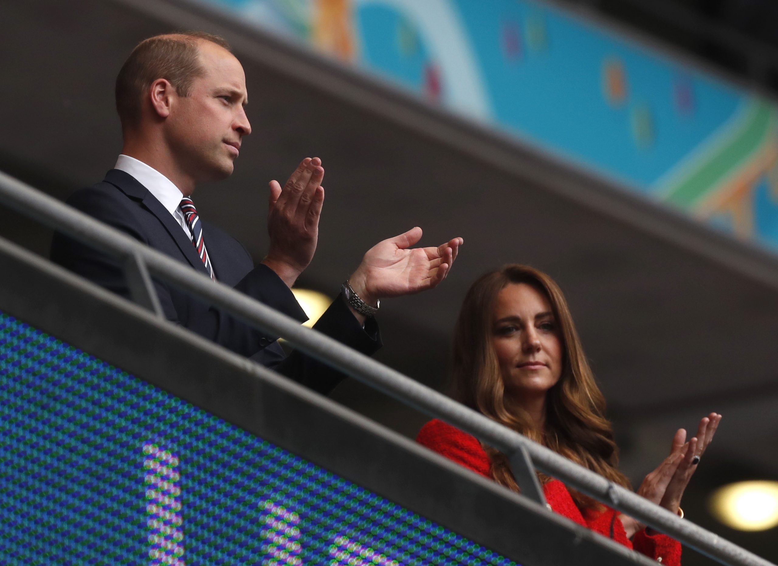 Princ Vilijam i Kejt Midlton gledaju utakmicu na Vembliju