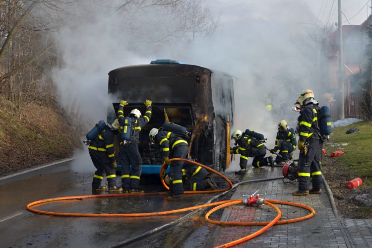 Zapaljen autobus, vatrogasci, nesreće, ilustracija