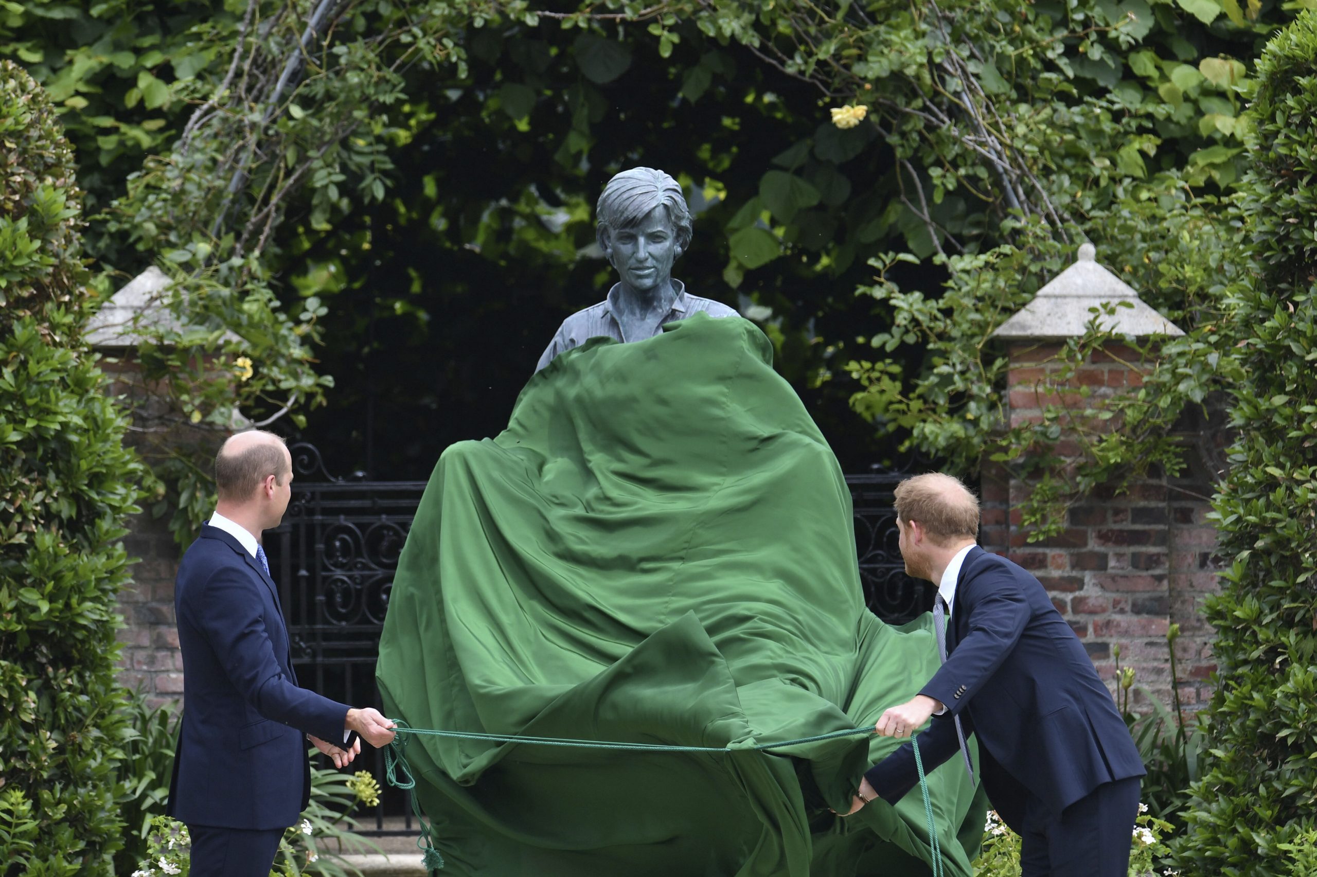 Princ Hari i princ Vilijam otkrivaju spomenik