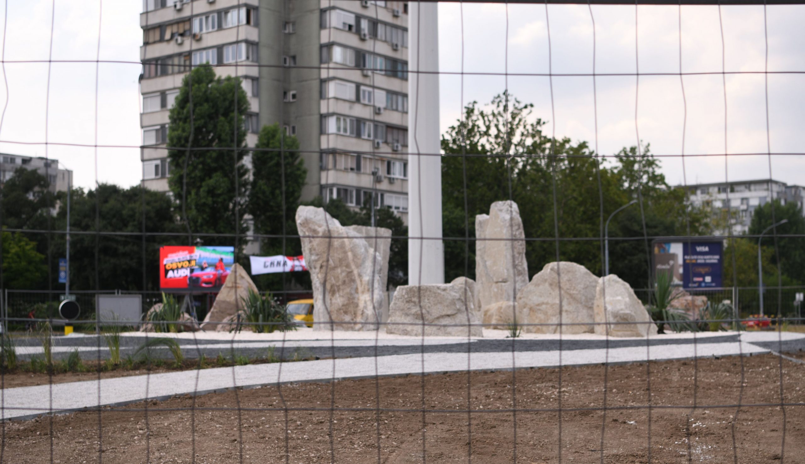 Kružni tok na Novom Beogradu, spomenik, instalacija, kamenje, Novi Beograd