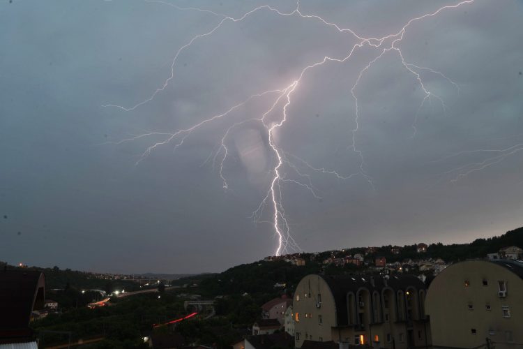 Beograd, Munja, munje, nevreme, kiša, letnja kiša