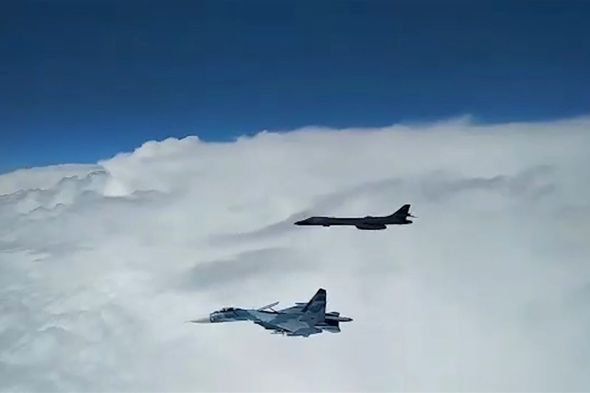 Российский самолет американский самолет. Су-27 ВВС США. Су-27 НАТО. Перехват b52 Су 27. Перехват Су-27 б-52.