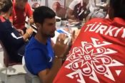 Novak Đoković priča sa reprezentativkama Turske u odbojci