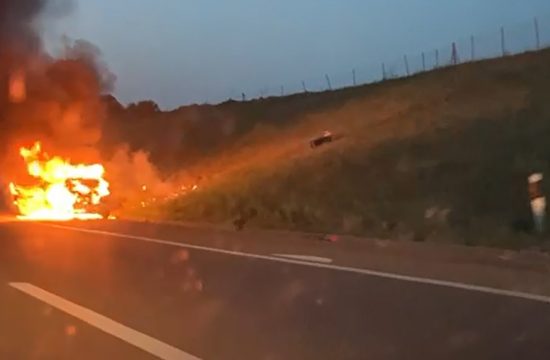 Zapaljen automobil na auto-putu izmedju Paracina i Pojata