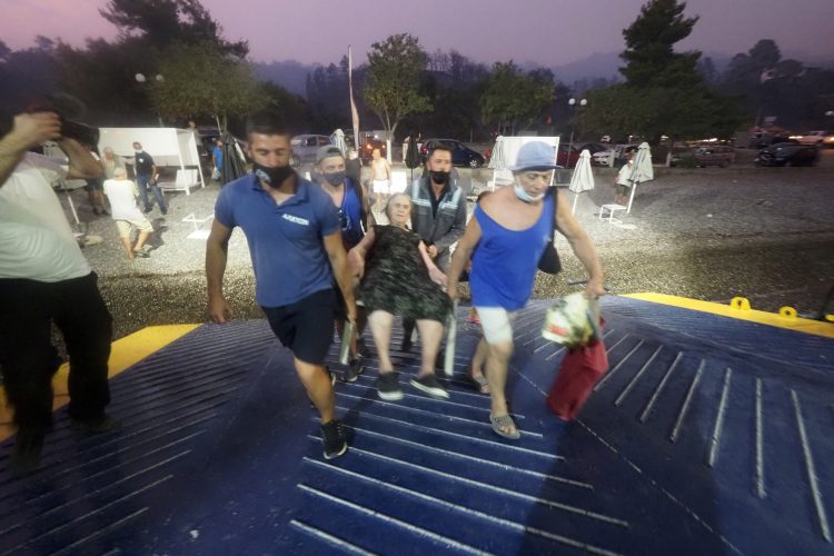 Pozar Grcka evakuacija turista
