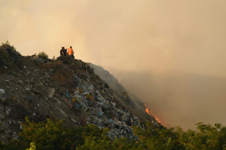 Novi Sad Gašenje vatre na deponiji. Gori deponija u Novom Sadu, požar, deponija, vatra