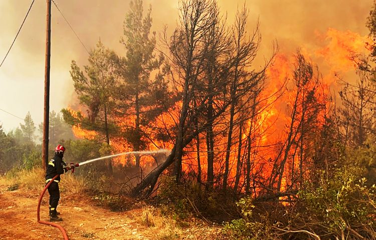 Srpski vatrogasci gase požare na Eviji, u pomoć stigla i Helikopterska jedinica. Grčka, Srbija, požar, pomoć, vatrogasci
