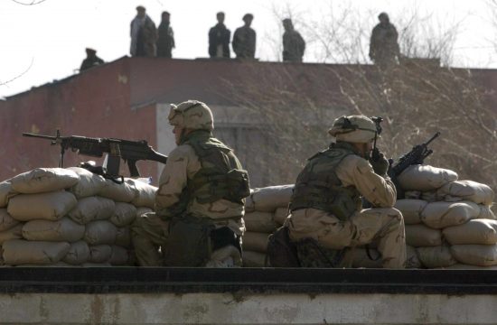 Americki vojnici ispred ambasade u Kabulu