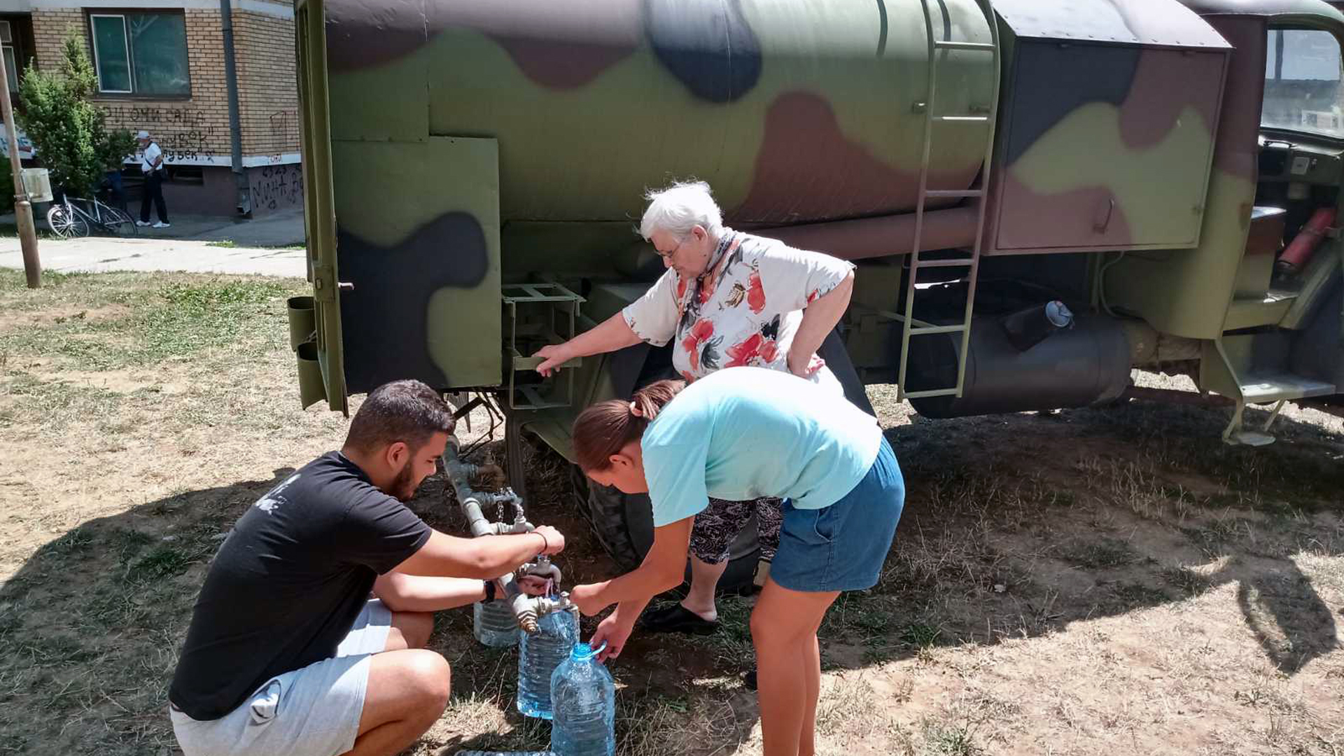 Vojska Srbije pomaze u vodosnabdevanju ugrozenih opstina