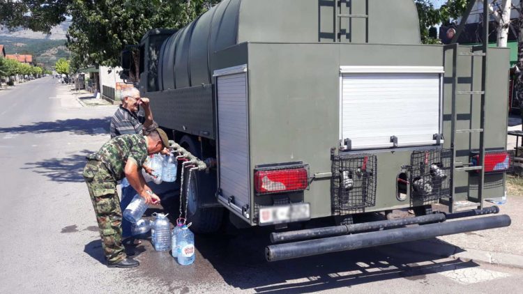 Vojska Srbije pomaze u vodosnabdevanju ugrozenih opstina