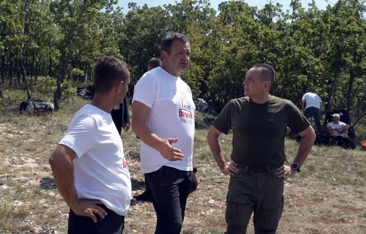 Aleksandar Vulin i Dragan Lukač, ministar unutrašnjih poslova Republike Srpske, paraglajding takmičenje Desant na Drvar