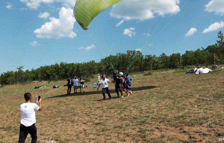 Aleksandar Vulin i Dragan Lukač, ministar unutrašnjih poslova Republike Srpske, paraglajding takmičenje Desant na Drvar