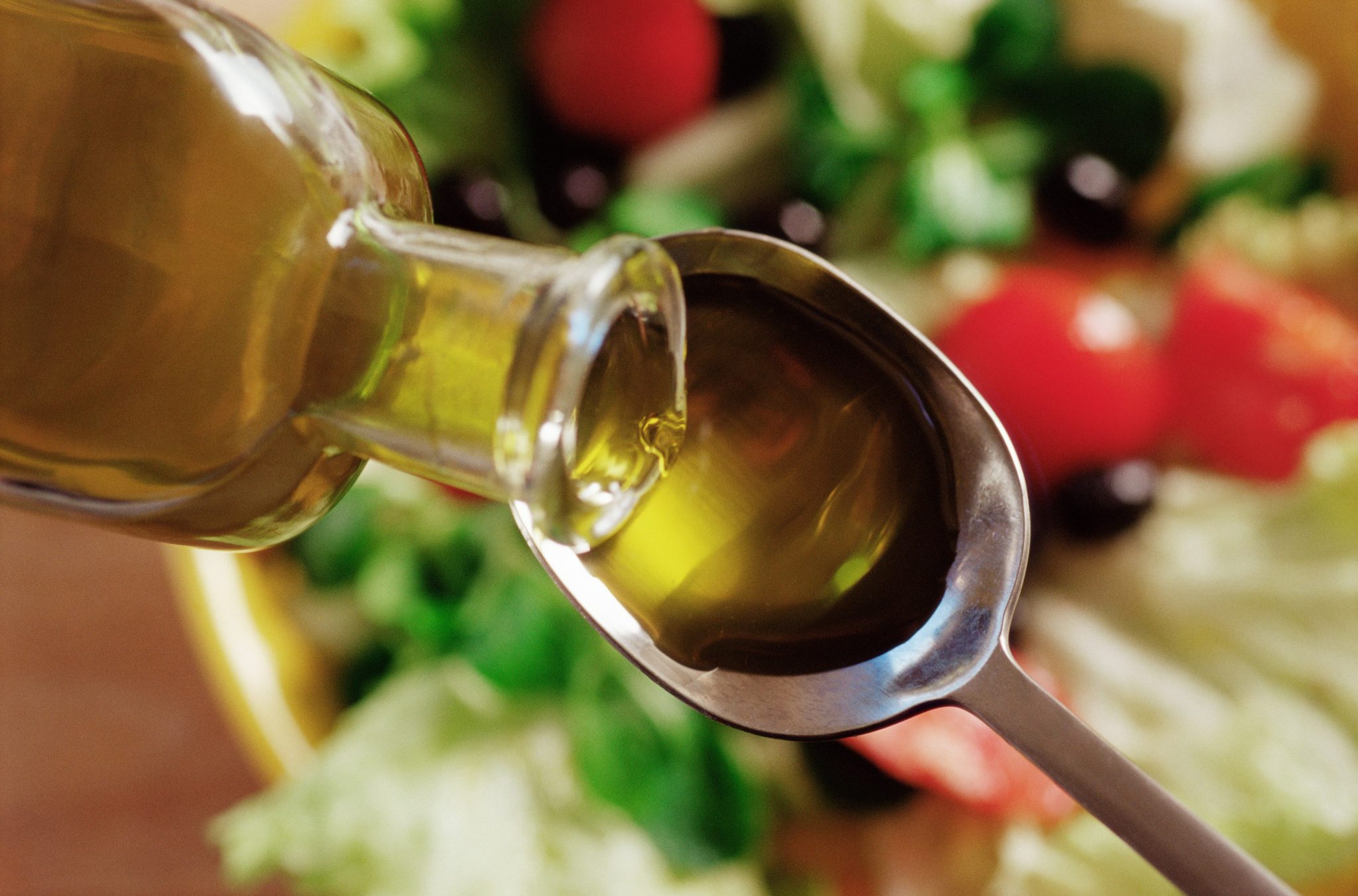 Ложка оливкового масла калории. Столовая ложка растительного масла. Масло в ложке. Оливковое масло. Столовая ложка подсолнечного масла.