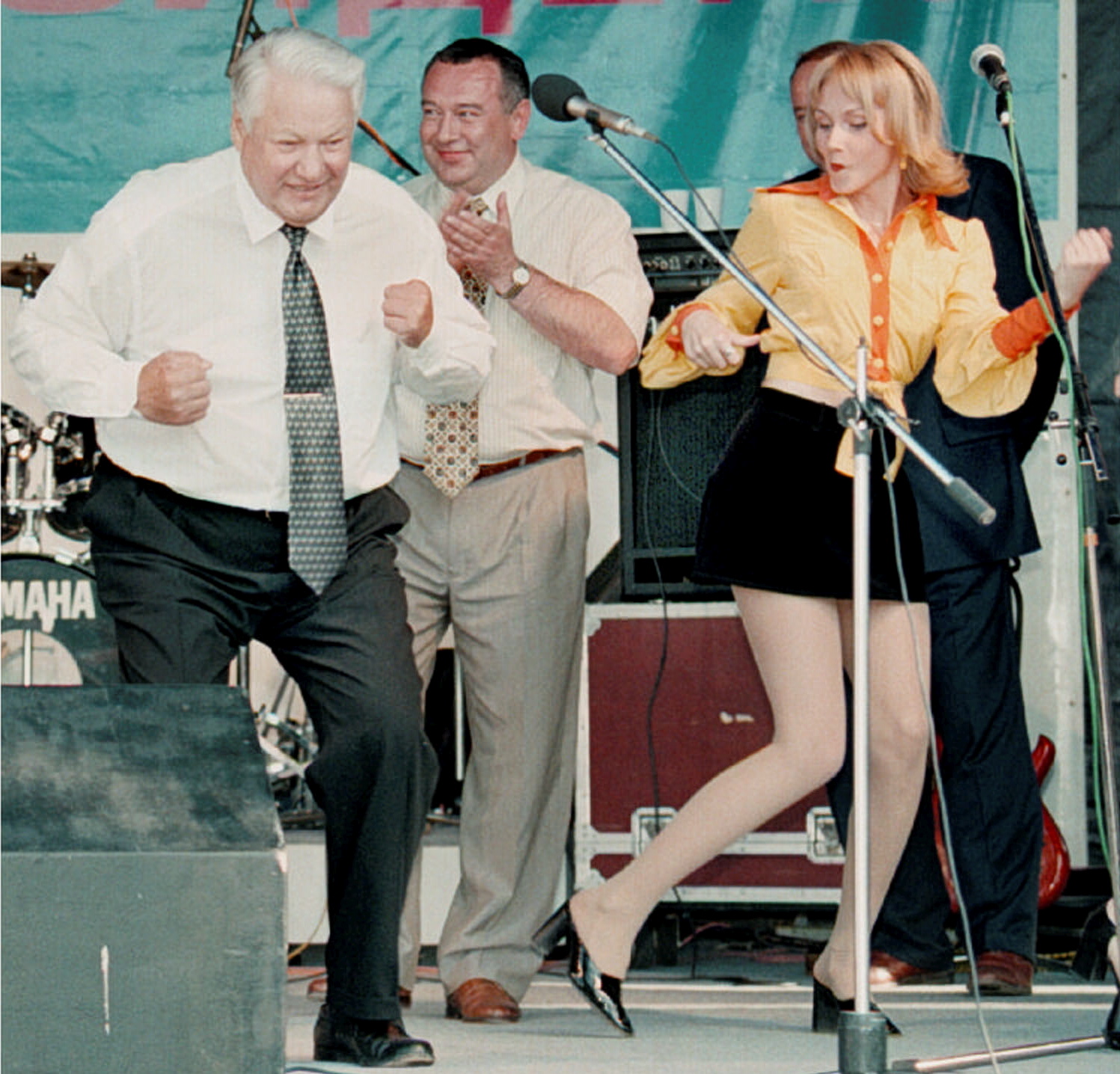 Борис Ельцин танцует 1996