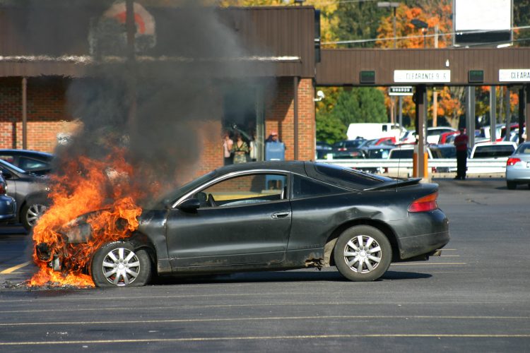 Auto, auto u plamenu, zapaljeni automobil