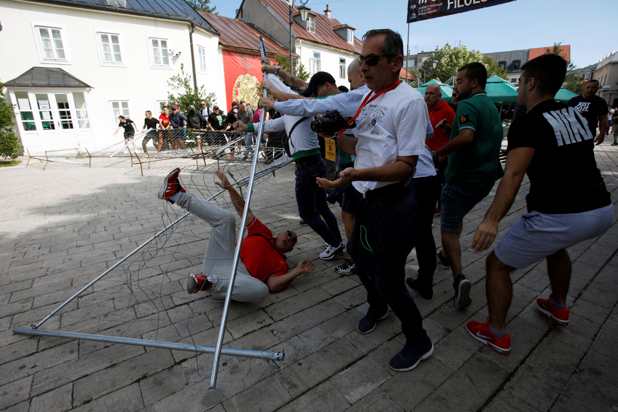 Cetinje, Crna Gora, protest, policija, ograda, Joanikije