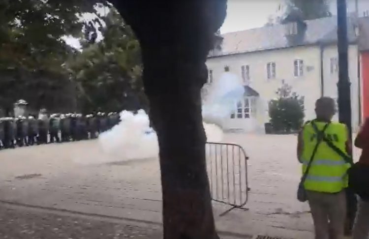 Ispaljen suzavac na Cetinju FOTO: Vijesti