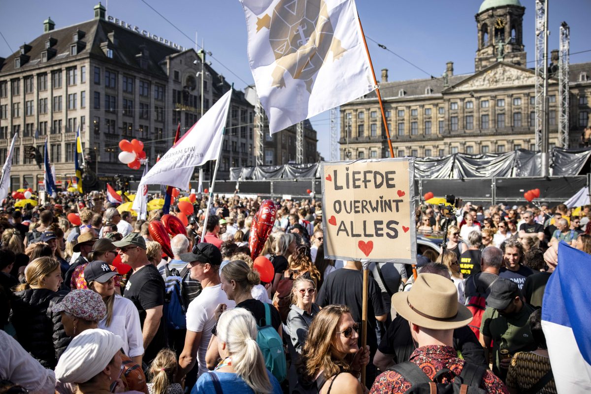 Законы нидерландов. Голландии законодательство. Митинг в Амстердаме. Площадь дам в Амстердаме фото. Марш в Амстердаме.