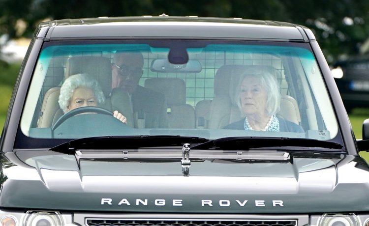Kraljica Elizabeta vozi automobil