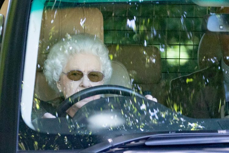 Kraljica Elizabeta vozi automobil