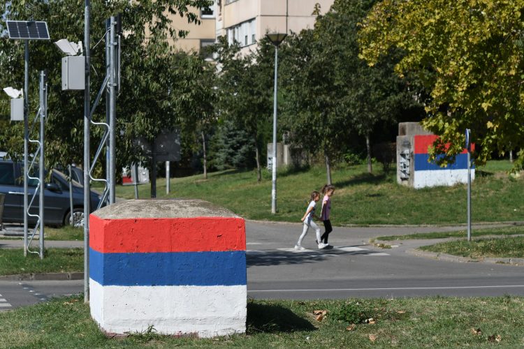 Novi Sad Naselje Liman, srpska zastava, zastave, fasade ofarbane u boje srpske zastave