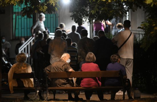 Zemun, kovid ambulanta, gužva, ljudi čekaju na pregled, red