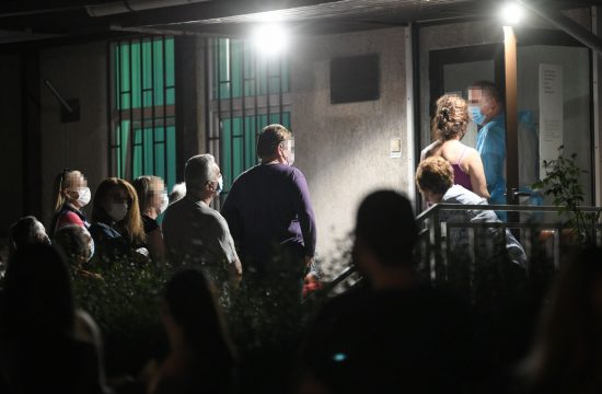 Zemun, kovid ambulanta, gužva, ljudi čekaju na pregled, red