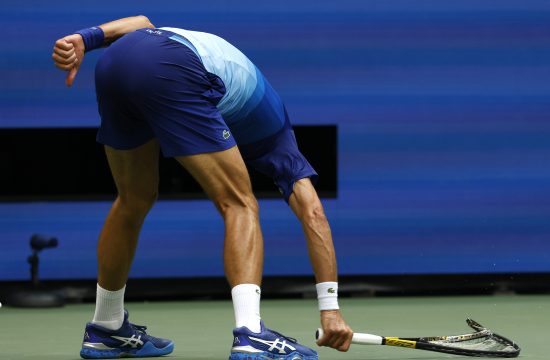 Novak Đoković lomi reket u finalu US Opena