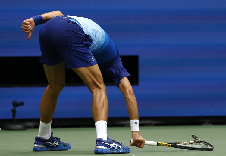 Novak Đoković lomi reket u finalu US Opena