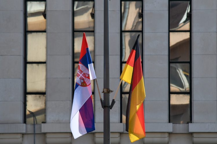 Zastave Nemačke i Srbije kao dobrodošlica Angeli Merkel