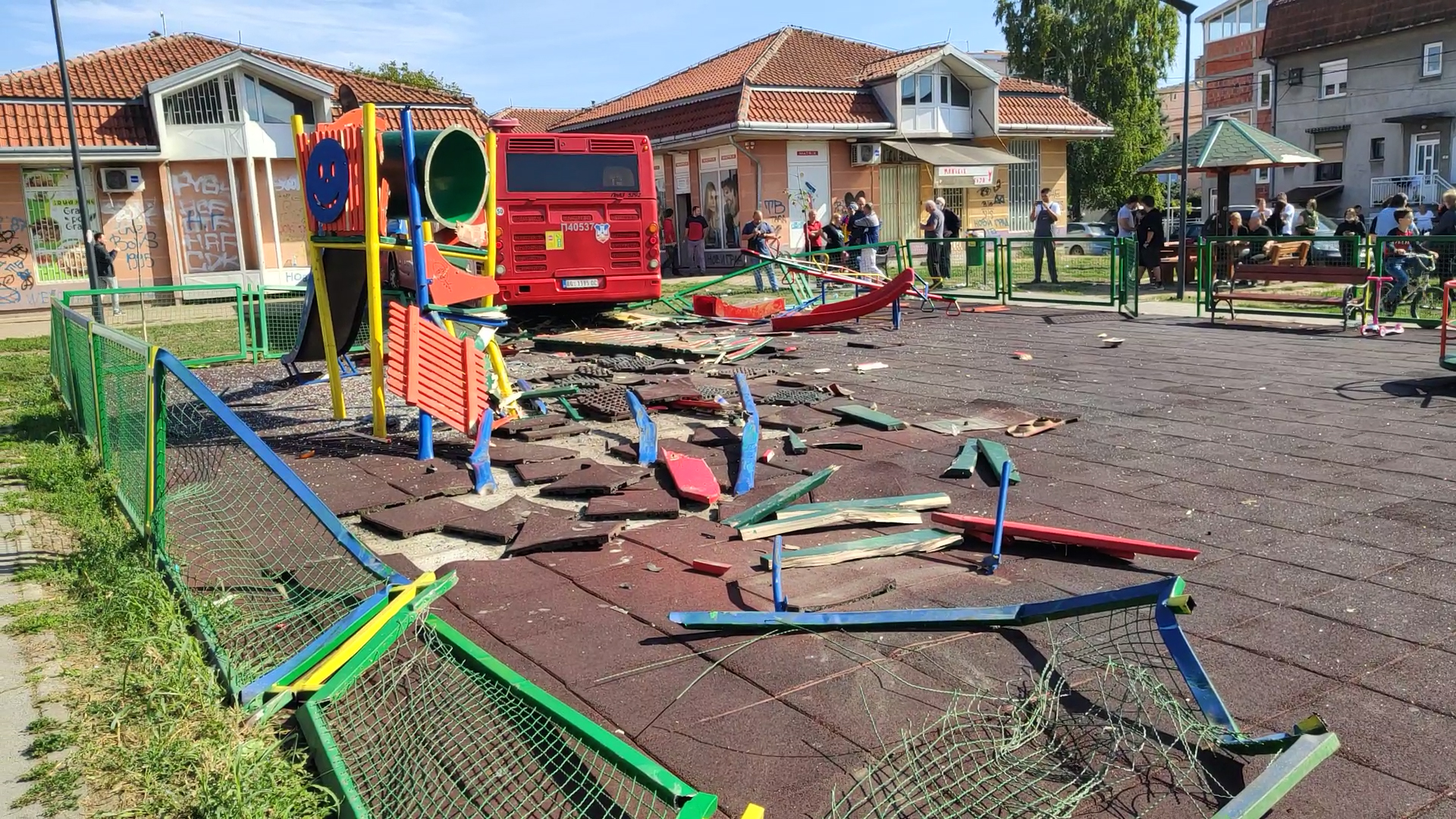 Zemun nesreća autobus u dečijem igralištu