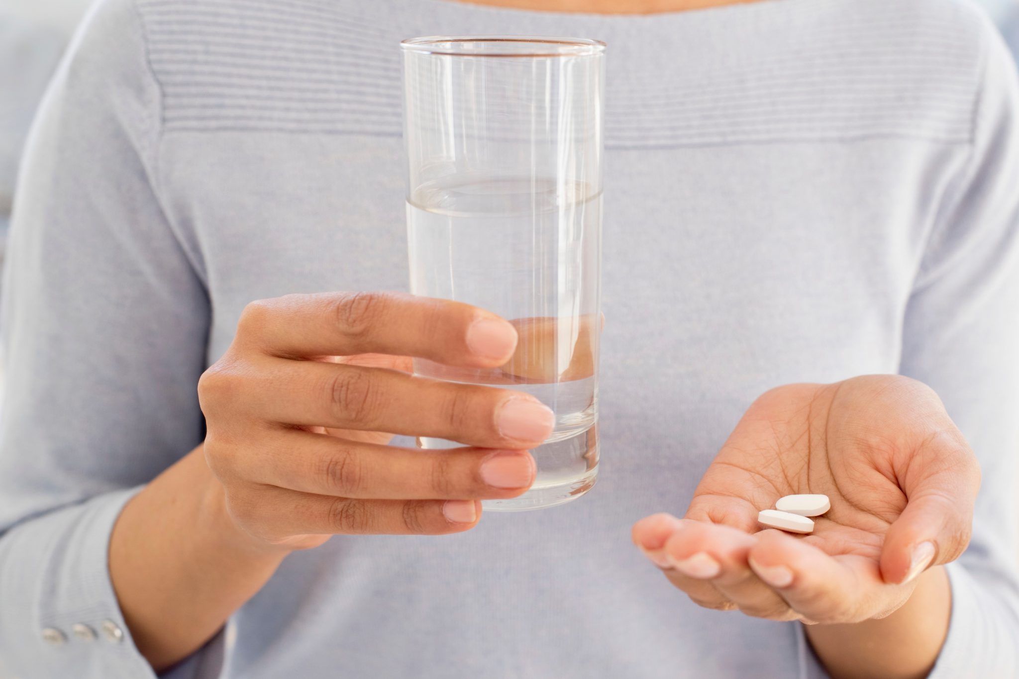 Каждый день пью обезболивающее. Woman Drink Pill Water. Man hand holding Pill or Medicine and picking up a Glass of Water.