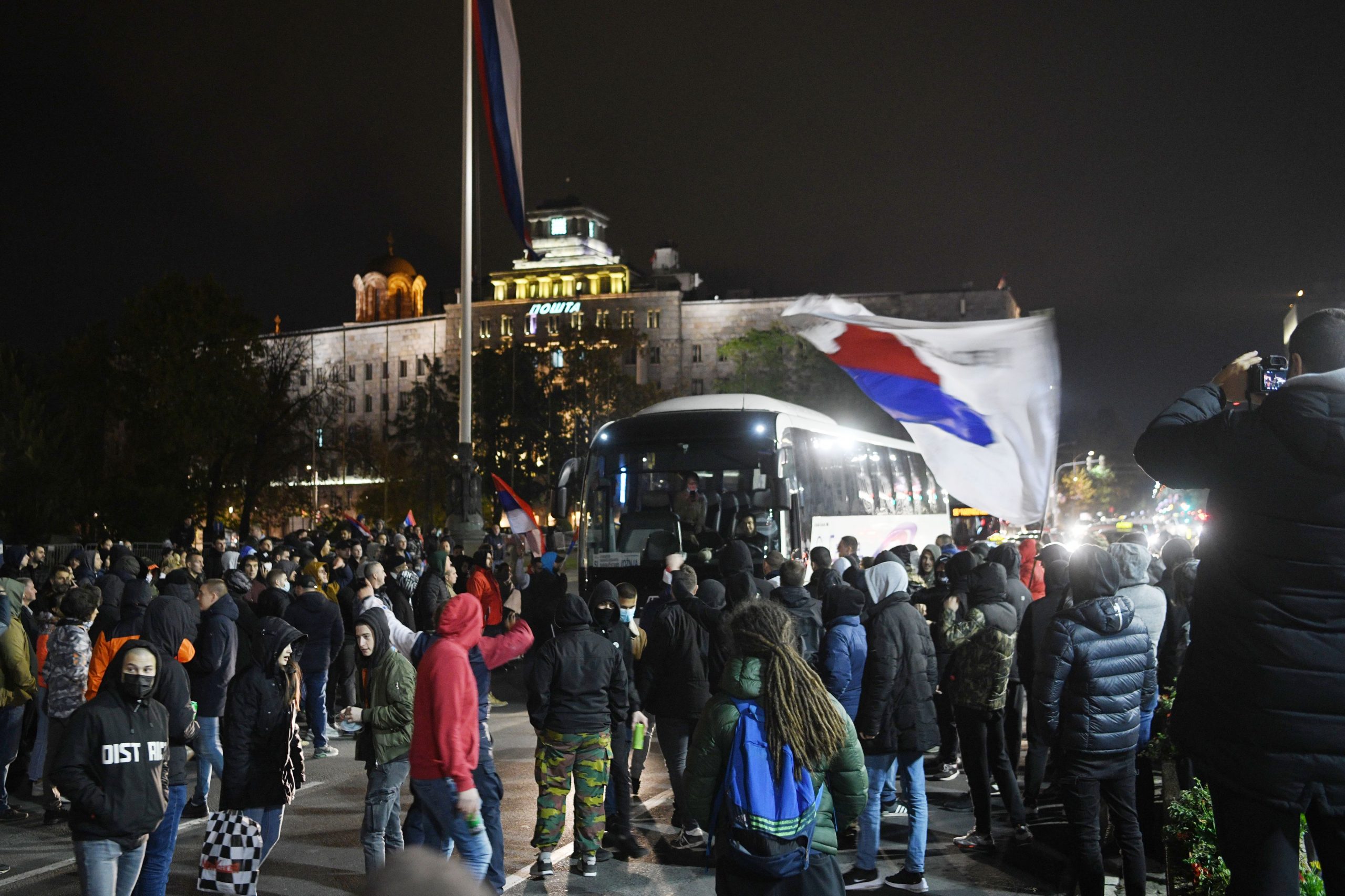 Protest desničara ispred skupštine Srbije, zbog dešavanja na Kosovu, desničari, Kosovo, zastava, Skupština Srbije